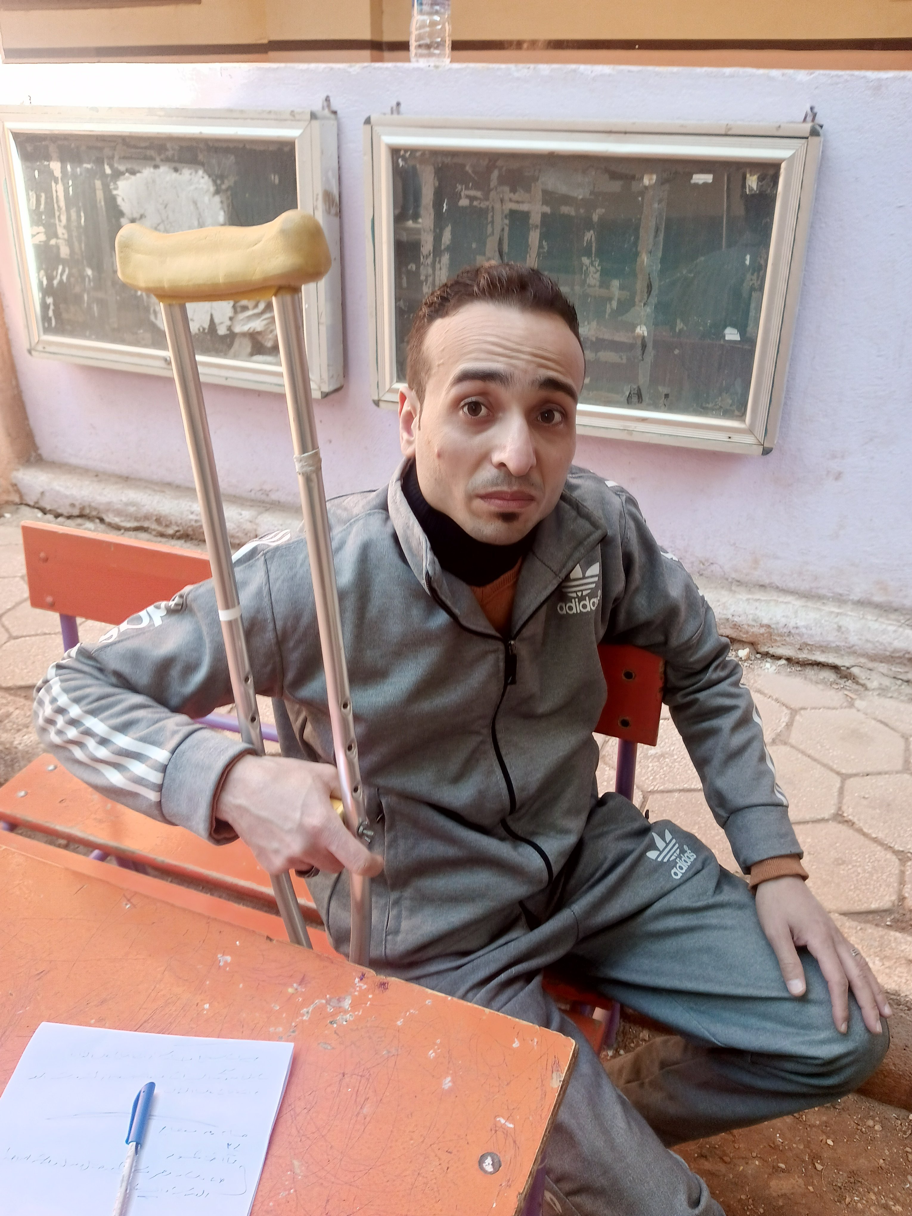 شاب من سوهاج يمشى بعكاز حضرت للإدلاء بصوتى حبا فى مصر