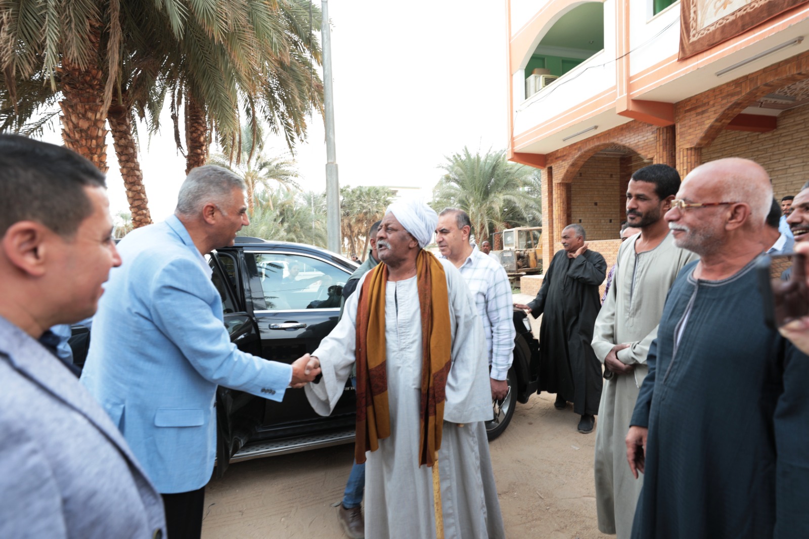 محافظ أسوان مع الأهالى محافظ أسوان مع الأهالى