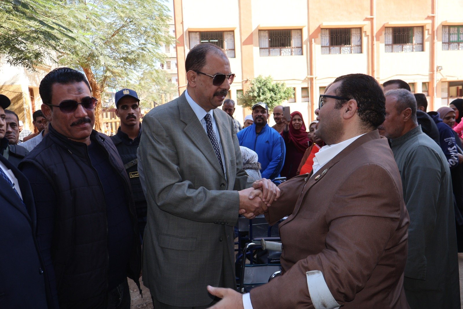 محافظ سوهاج يتفقد اللجان الانتخابية بمركزى جهينة وطهطا  (4)