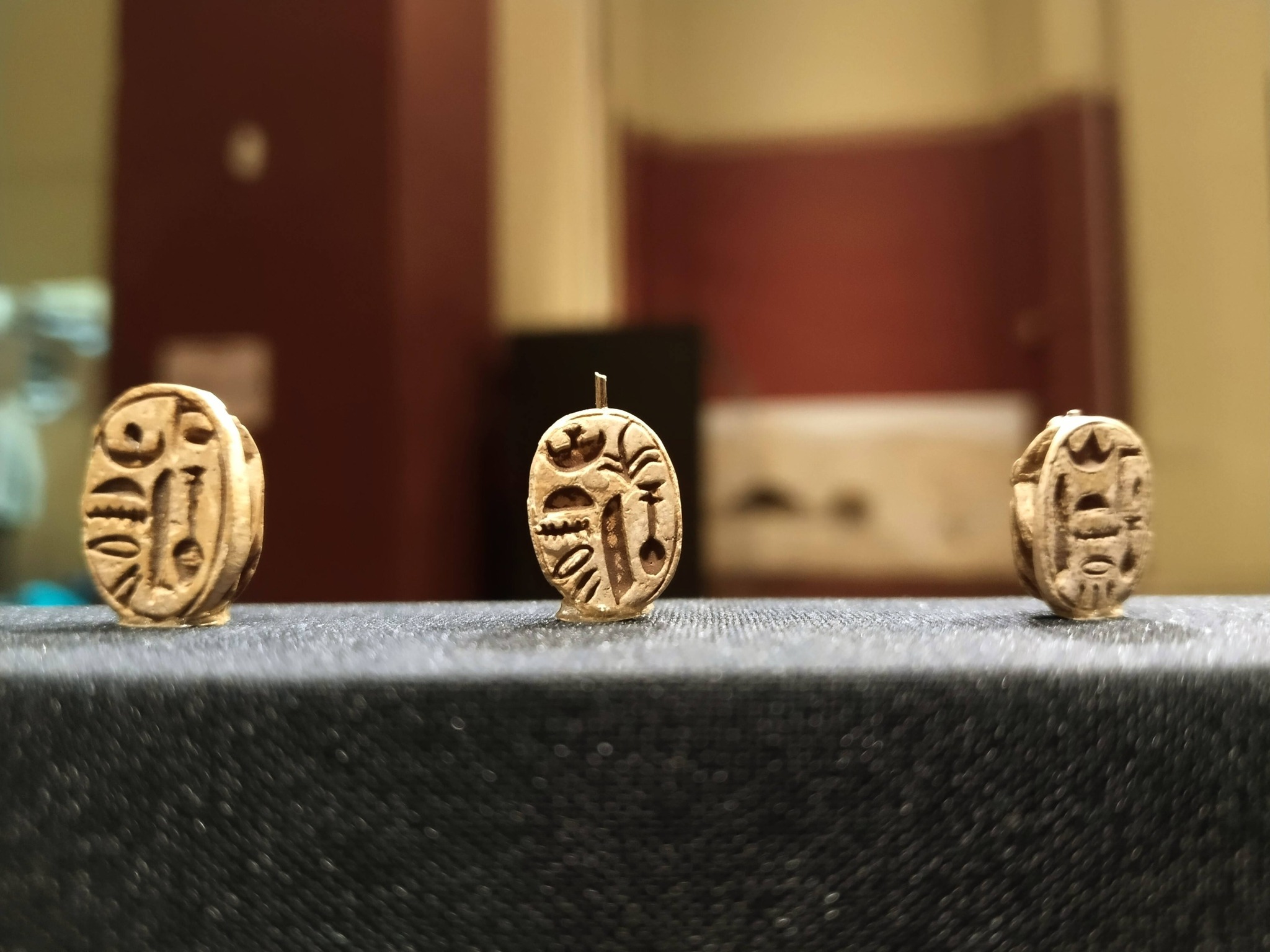 مقتنيات المتحف المصرى.. الجعارين الملكية للملكة نفرتارى