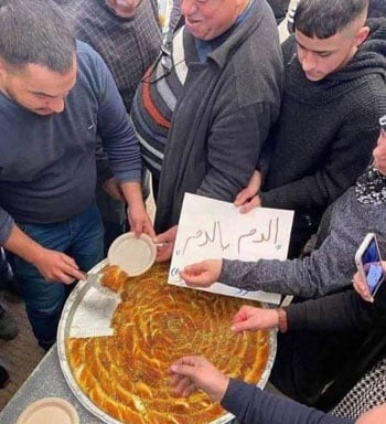 توزيع الحلوى