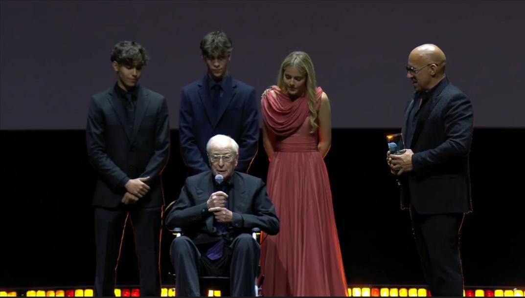 النجم مايكل كين