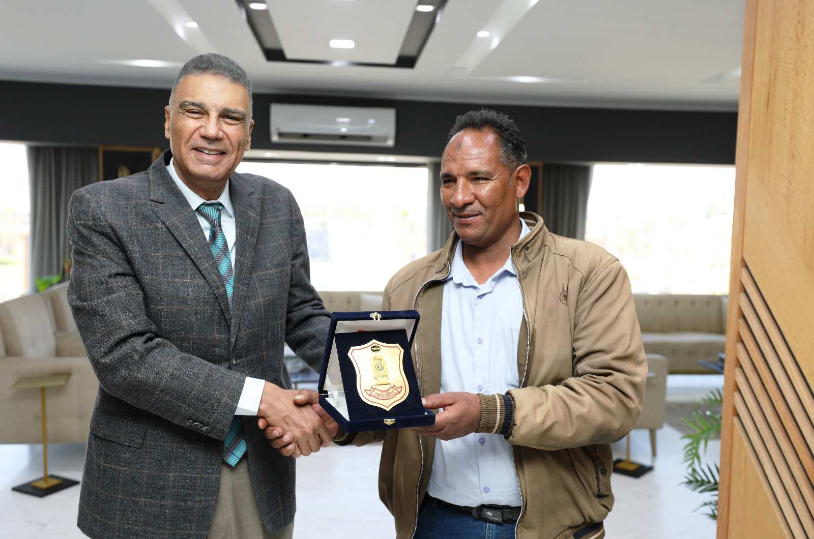 تقدير المحافظ للموظف الأمين