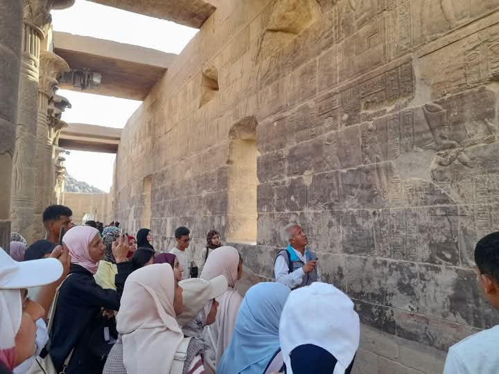 استاذ آثار يشرح الرسومات علي جدران المعابد استاذ آثار يشرح الرسومات علي جدران المعابد