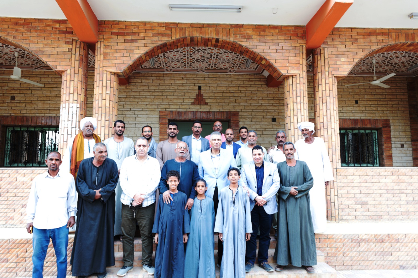 أهالى قرية فارس يشكرون الر ئيس أهالى قرية فارس يشكرون الر ئيس