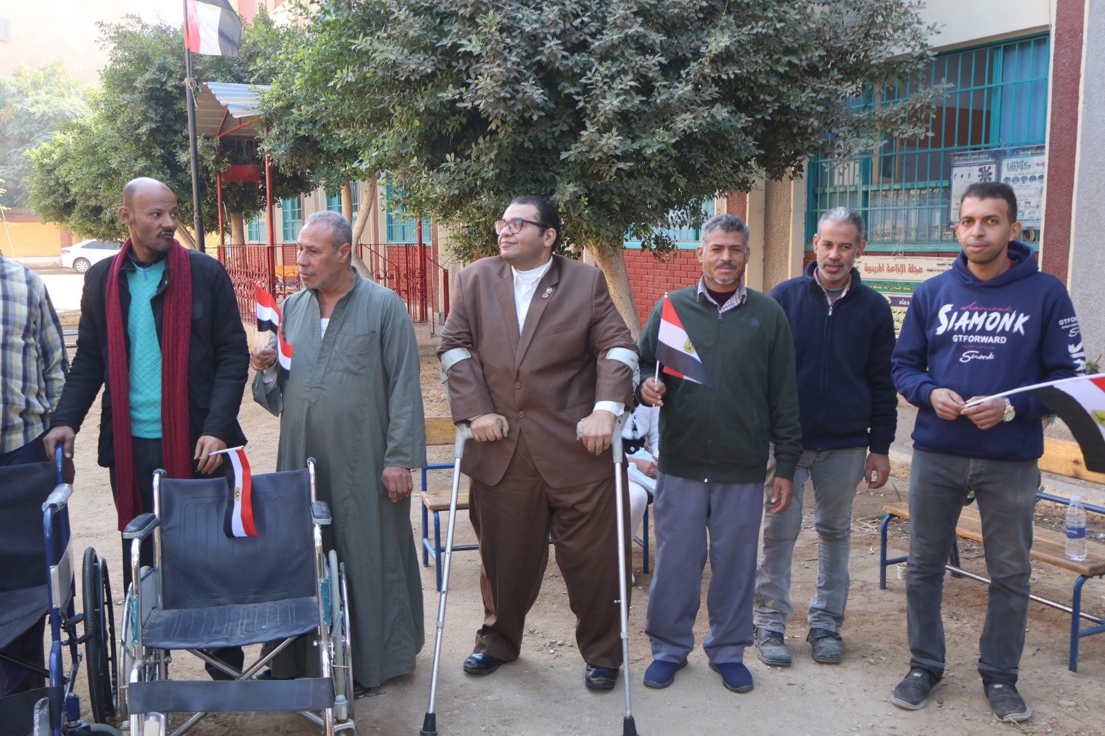 محافظ سوهاج يتفقد اللجان الانتخابية بمركزى جهينة وطهطا  (5)