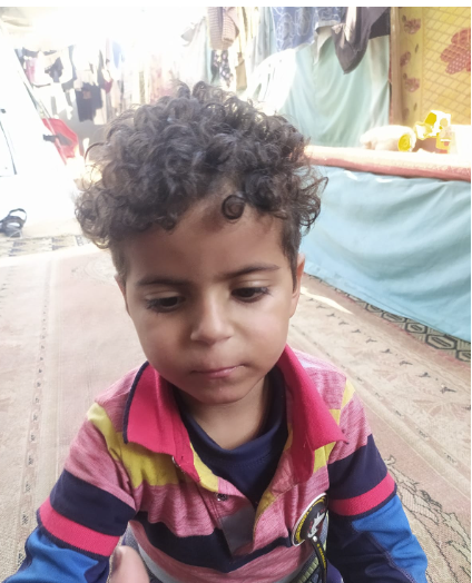 الحياة تتسرب من جسده.. أحمد أبو عبيد طفل ينتظر قرارا طبيا داخل غزة.. صور