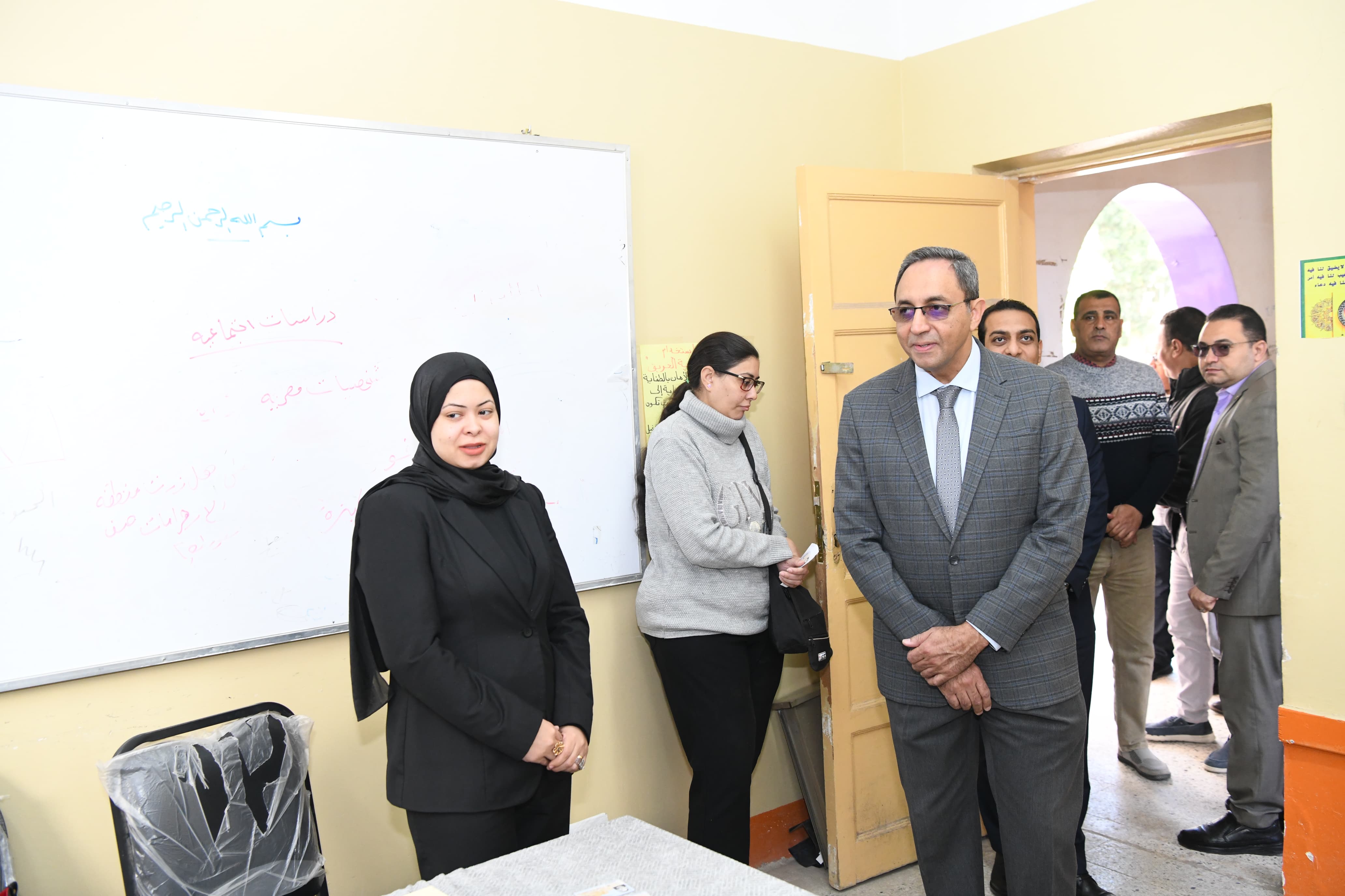 افظ قنا يواصل جولاته الميدانية لمتابعة سير العملية الانتخابية