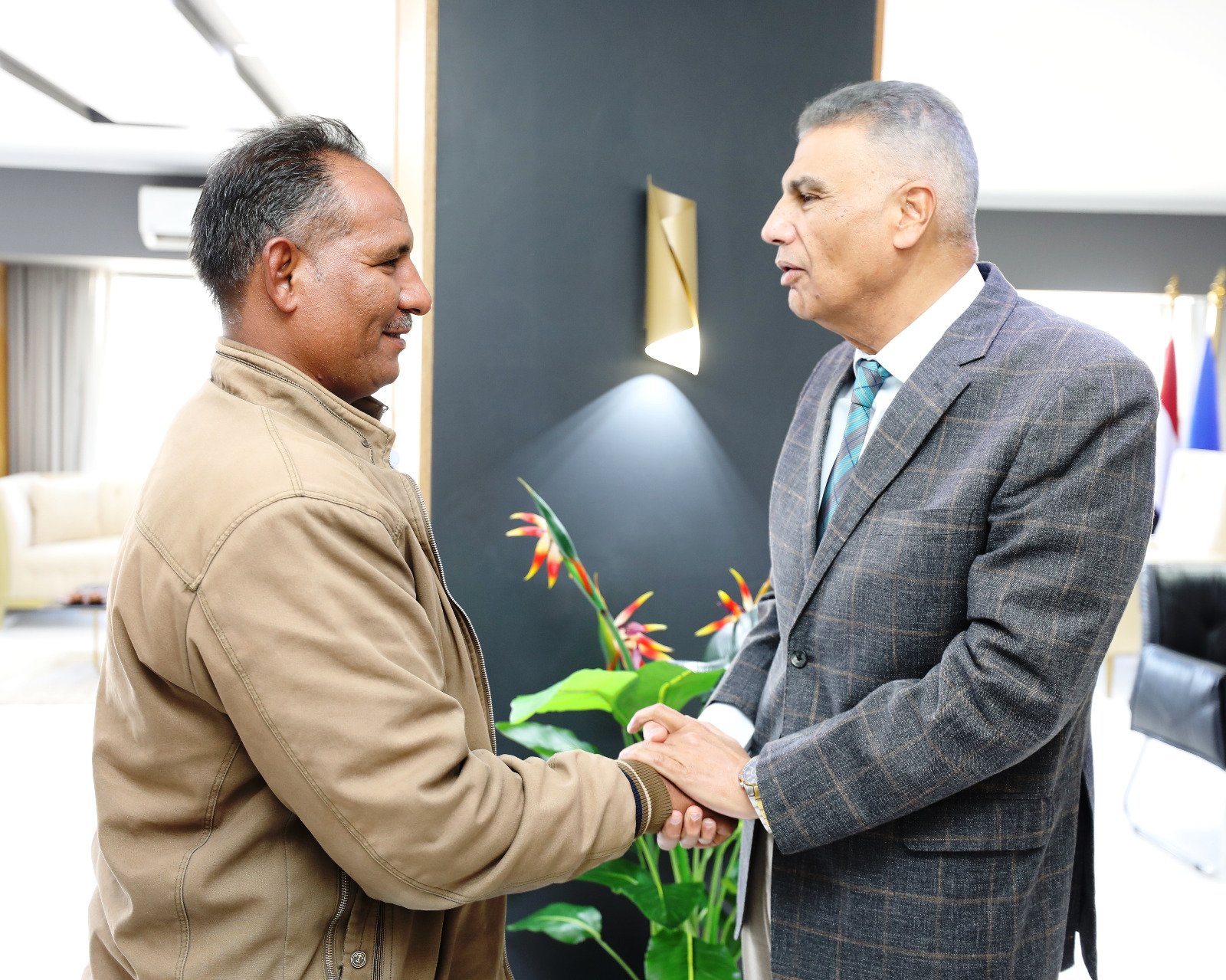 محافظ أسوان يستقبل مراقب أمن المعبد