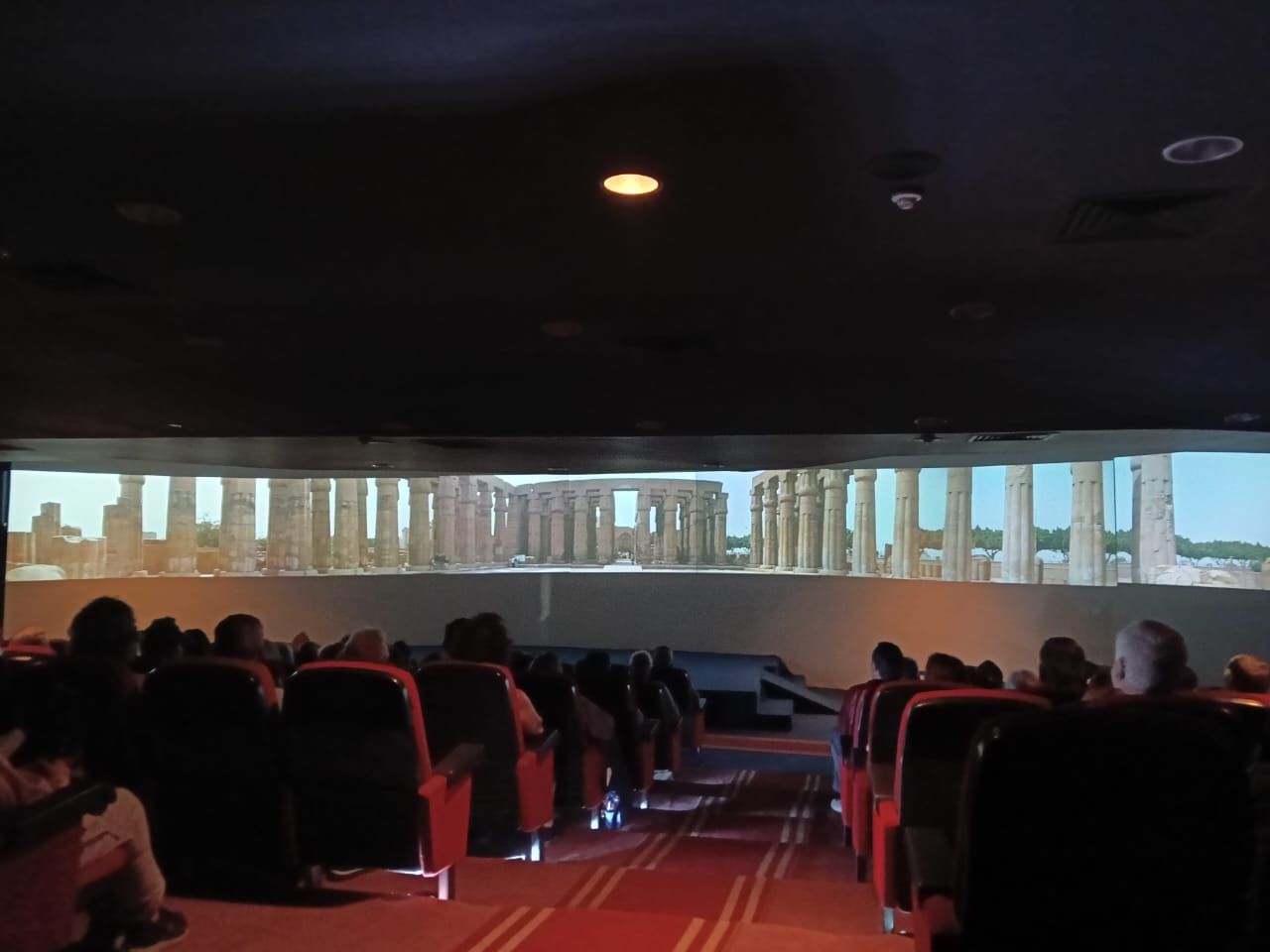 مكتبة مصر العامة تستقبل وفود سياحية يومية للإستمتاع بعرض الكالتشوراما