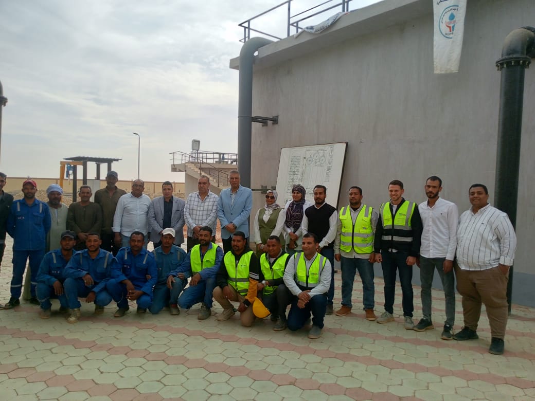 العاملون فى محطة معالجة الصرف الصحى العاملون فى محطة معالجة الصرف الصحى