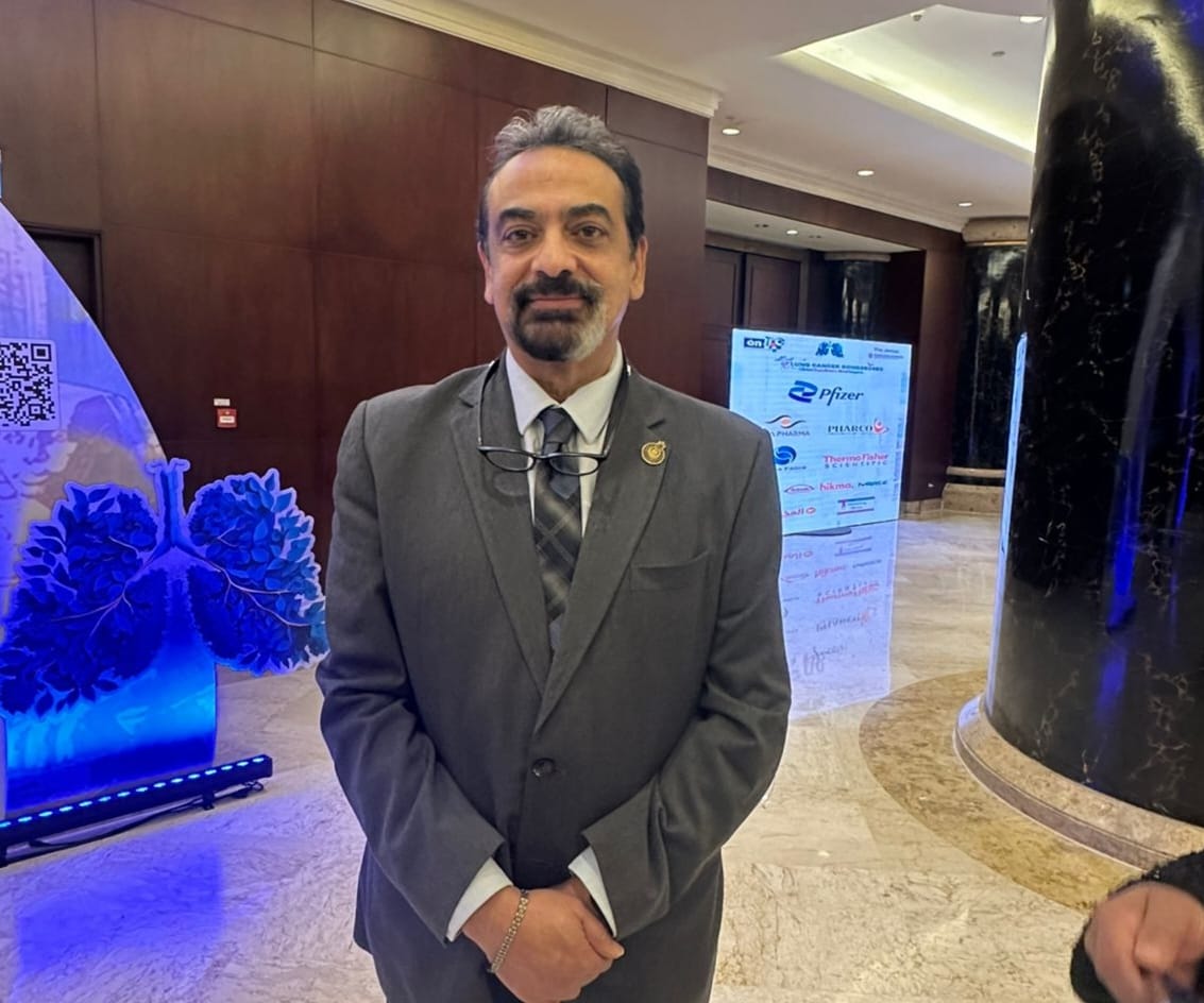 د حسام عبد الغفار خلال مؤتمر المؤسسة الطبية الدولية الاورام الرئة
