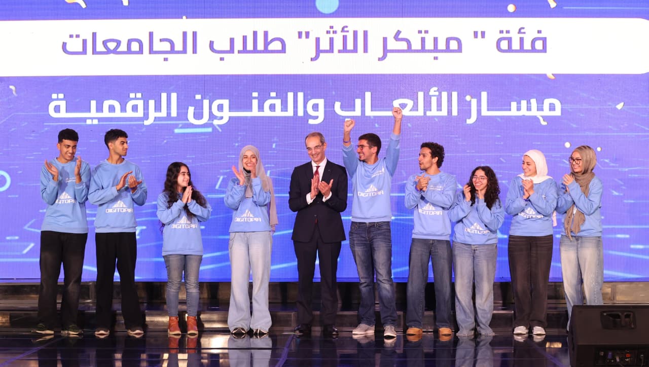 وزير الاتصالات يشيد بالطلاب الفائزين في المسابقة بفئة مبتكر الأثر