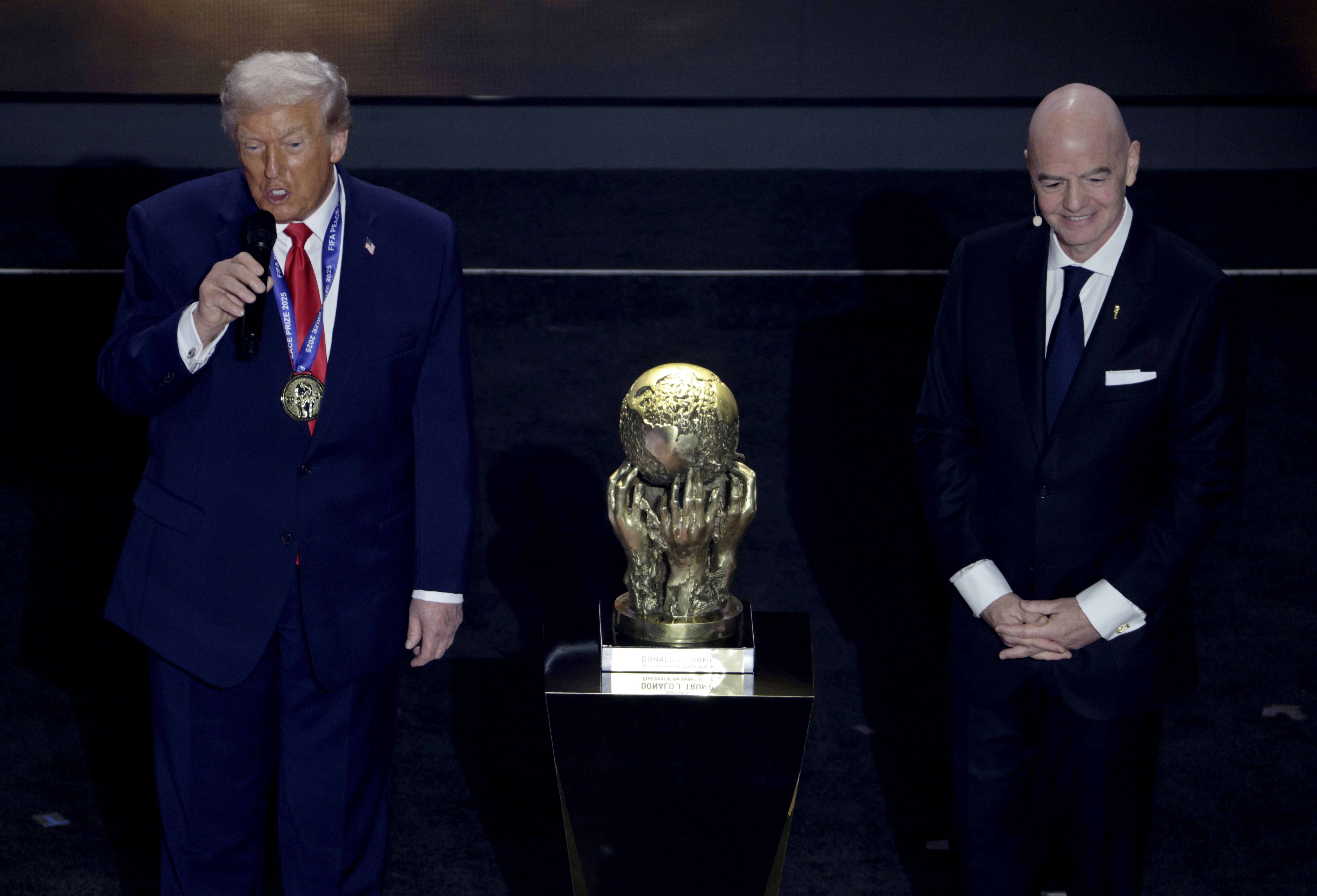 ترامب  يتسلم جائزة الفيفا للسلام