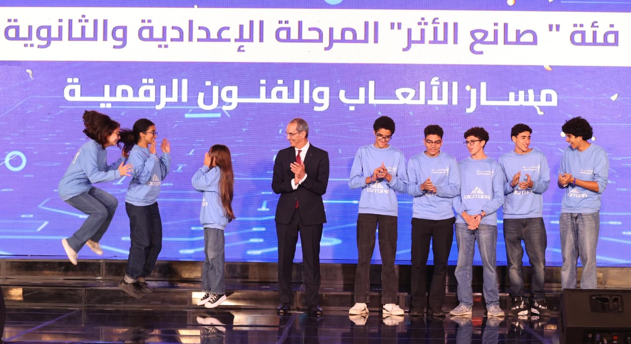 فرحة الشباب الفائز بمسابقة وزارة الاتصالات