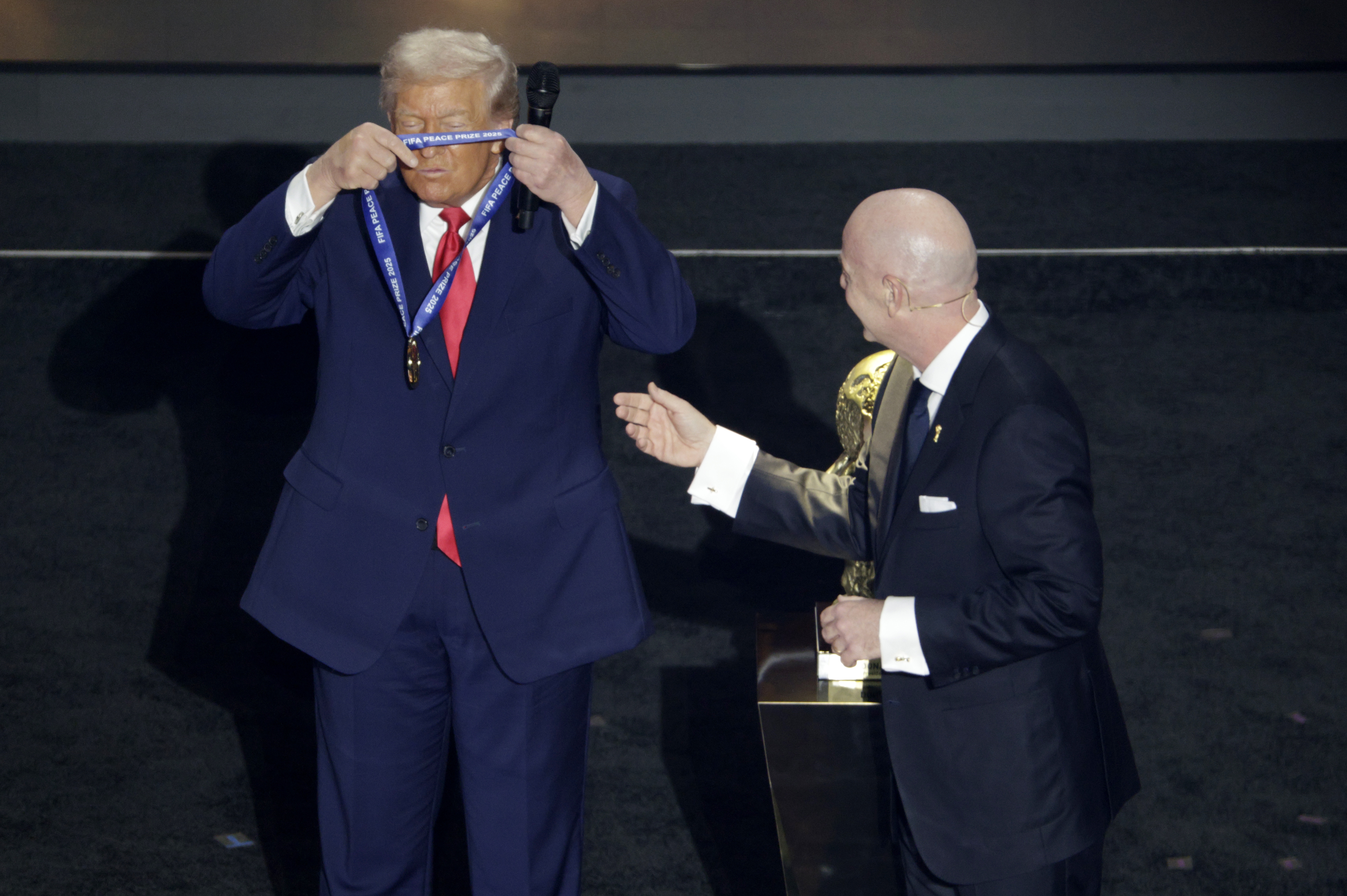 الرئيس الأمريكي دونالد ترامب يتسلم جائزة الفيفا للسلام من رئيس الفيفا جيوفاني إنفانتينو