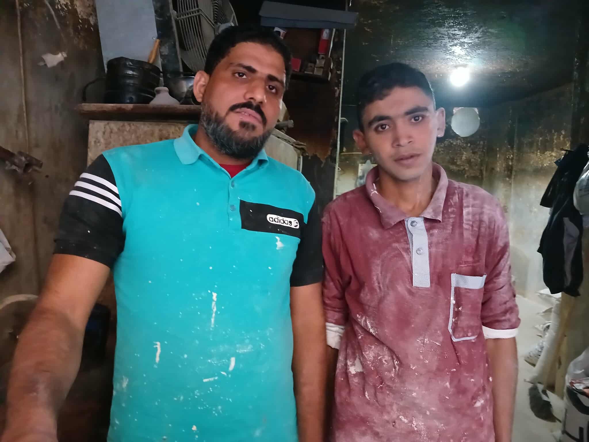 صاحب المخبز مع مصطفى صاحب المخبز مع مصطفى