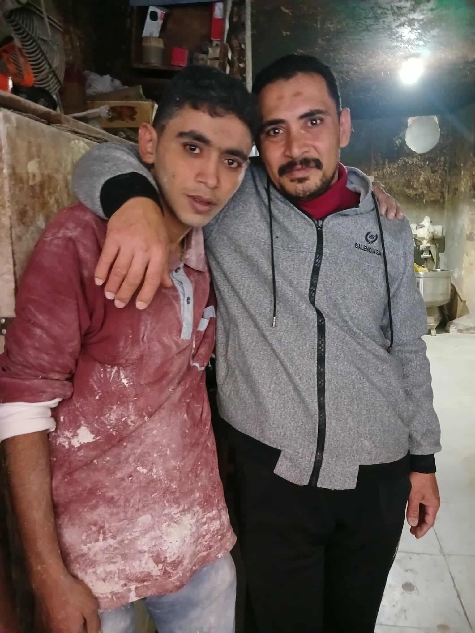 مصطفى مع اهالى المنطقة مصطفى مع اهالى المنطقة