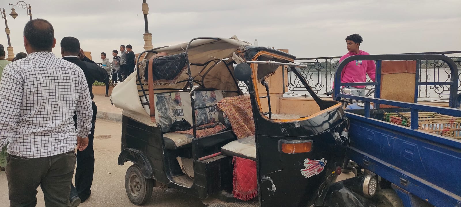 تصادم بين توكتوك وتروسيكل على طريق شارع البحر بمدينة إسنا