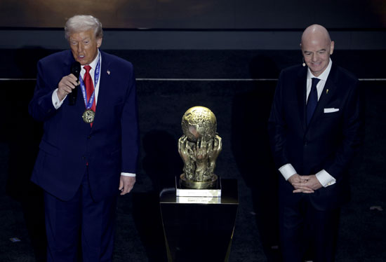 ترامب يتسلم جائزة الفيفا للسلام ترامب يتسلم جائزة الفيفا للسلام