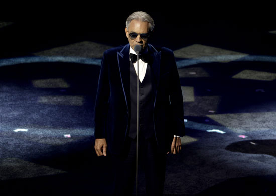 المغني الإيطالي أندريا بوتشيلي يُحيي حفل قرعة كأس العالم لكرة القدم 2026