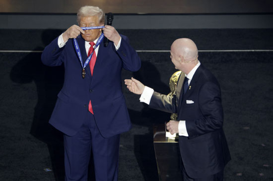 الرئيس الأمريكي دونالد ترامب يتسلم جائزة الفيفا للسلام من رئيس الفيفا جيوفاني إنفانتينو الرئيس الأمريكي دونالد ترامب يتسلم جائزة الفيفا للسلام من رئيس الفيفا جيوفاني إنفانتينو