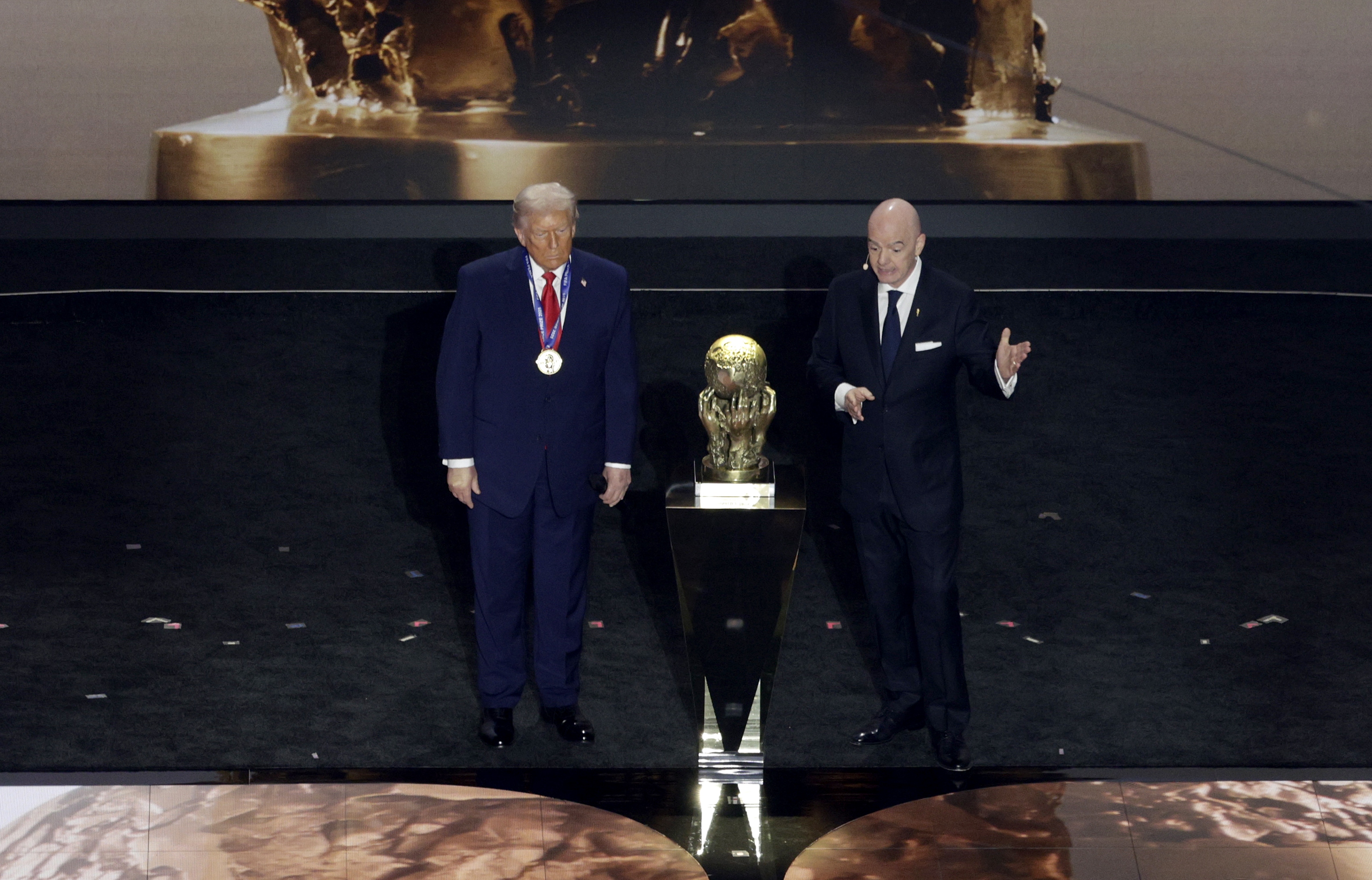 ترامب يتسلم جائزة الفيفا للسلام من جيوفاني إنفانتينو