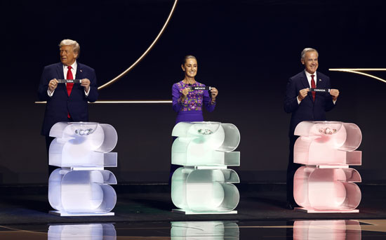 ترامب والرئيسة المكسيكية كلوديا شينباوم ورئيس الوزراء الكندي مارك كارني يسحبون قرعة كأس العالم