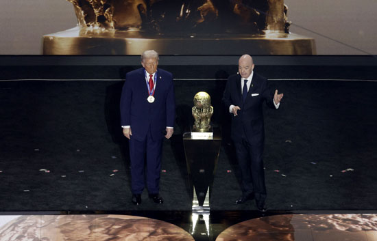 ترامب يتسلم جائزة الفيفا للسلام من جيوفاني إنفانتينو