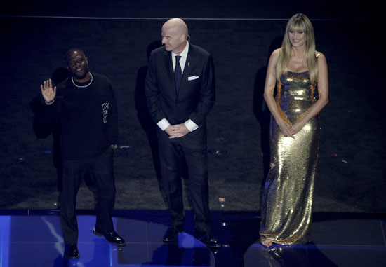 هايدي-كلوم-وكيفن-هارت-مع-رئيس-الاتحاد-الدولي-لكرة-القدم