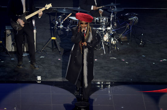 المغنية الأمريكية لورين هيل تؤدي حفل قرعة كأس العالم