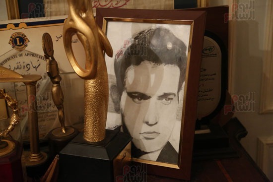 صورة لزوجها فى المنزل