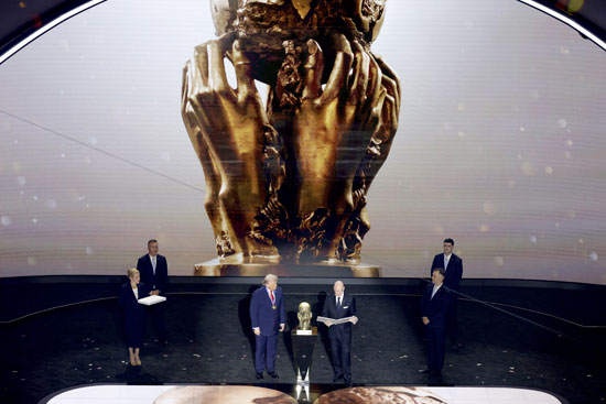 1دونالد ترامب يتسلم جائزة الفيفا للسلام من جيوفاني إنفانتينو خلال قرعة نهائيات كأس العالم