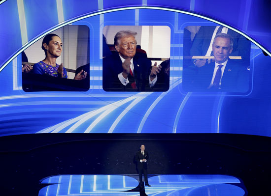 جيوفاني إنفانتينو يتحدث إلى الجمهور مع الرئيس الأمريكي دونالد ترامب