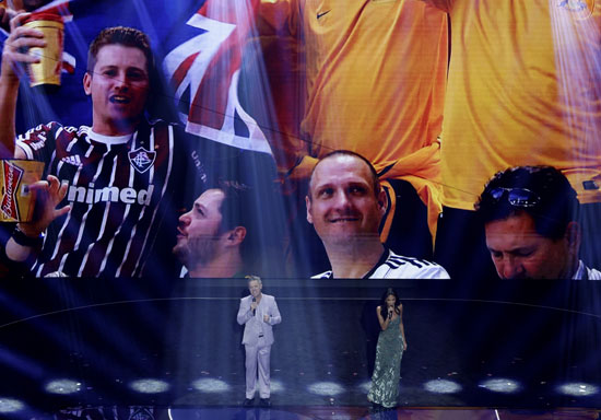 نيكول شيرزينجر والفنان البريطاني روبي ويليامز