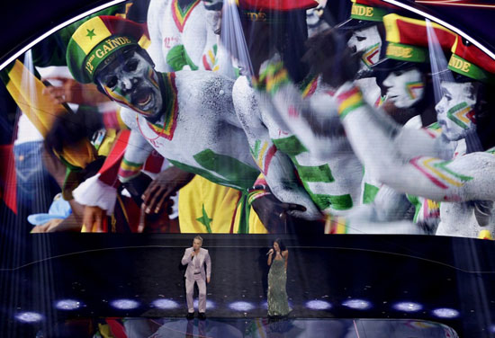 الفنانة الأمريكية نيكول شيرزينجر والفنان البريطاني روبي ويليامز