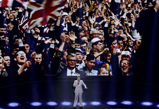 الفنان البريطاني روبي ويليامز فى قرعة كأس العالم