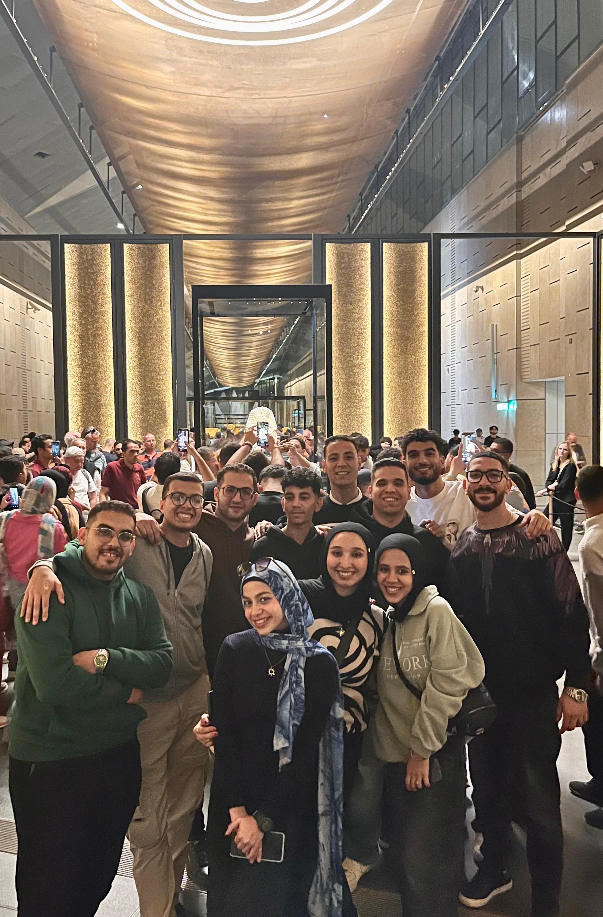 طلاب كلية الهندسة بالمتحف المصري