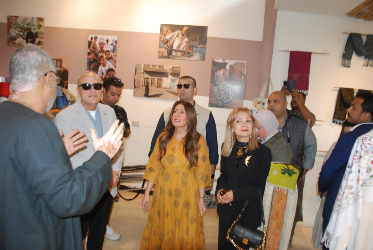 شرح تفاصيل النول اليدوي للأقمشة فى سوق قيسارية إسنا شرح تفاصيل النول اليدوي للأقمشة فى سوق قيسارية إسنا