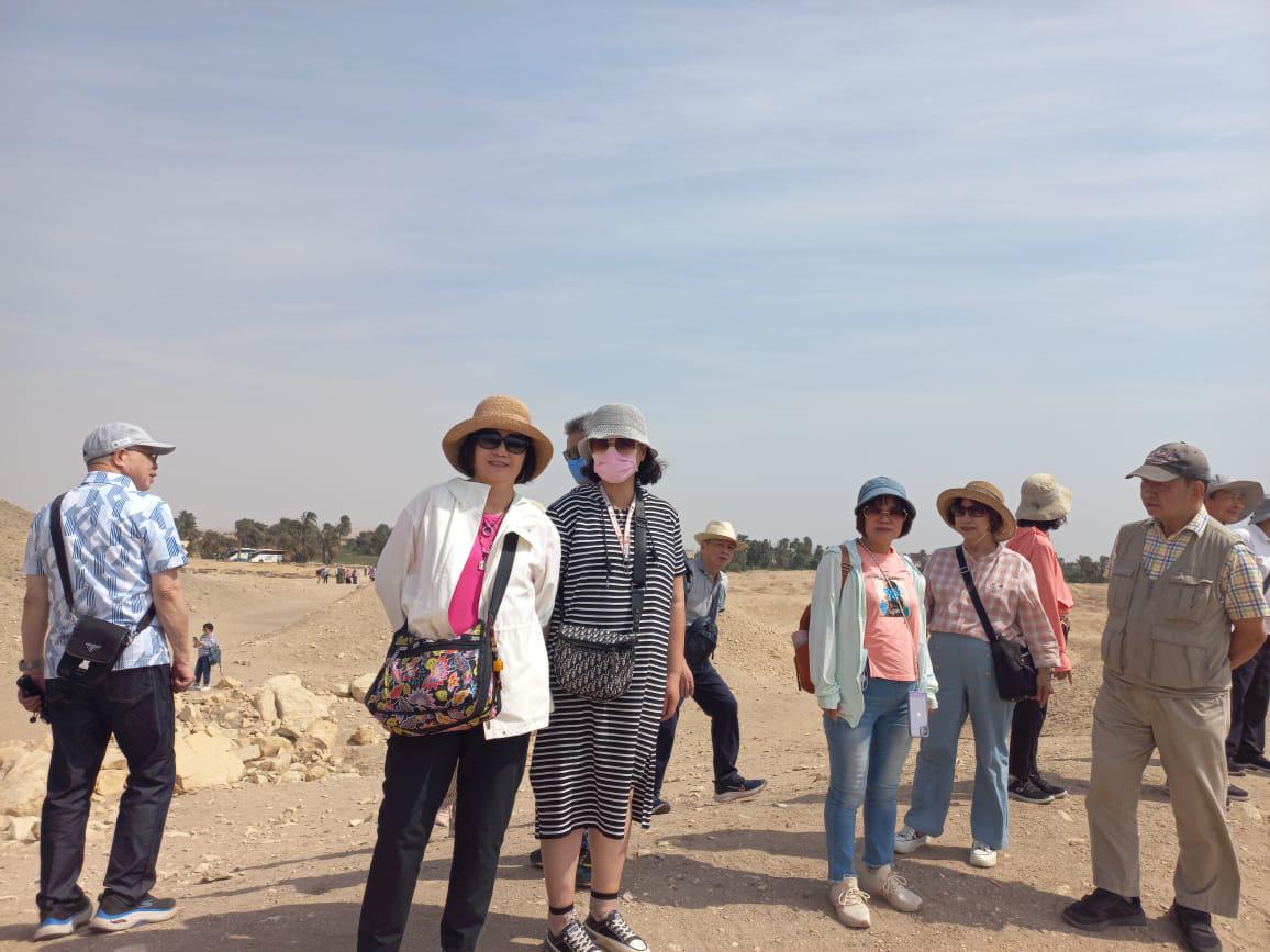 انبهار السائحين بالهرم انبهار السائحين بالهرم