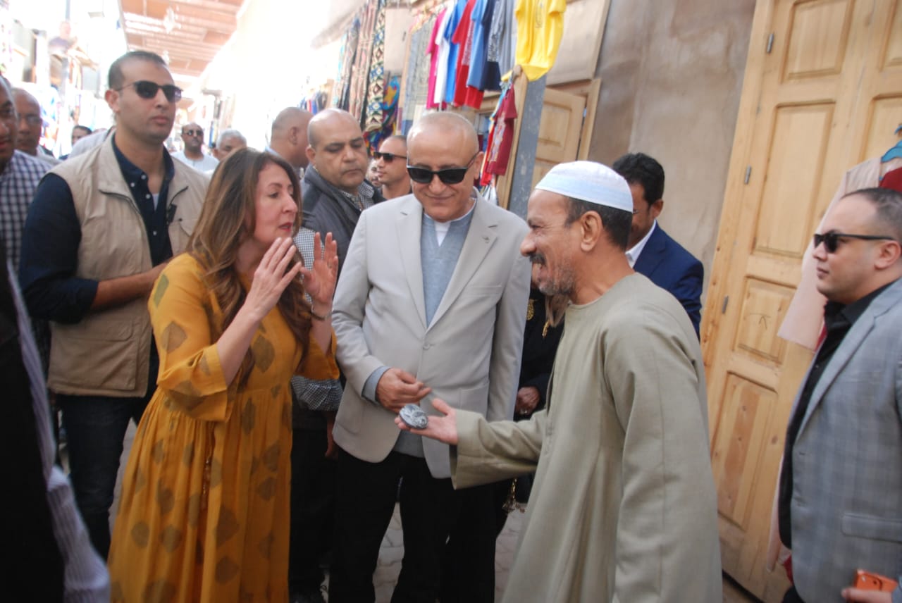 جعران هدية من بائع للسفيرة الأمريكية فى سوق القيسارية بإسنا جعران هدية من بائع للسفيرة الأمريكية فى سوق القيسارية بإسنا