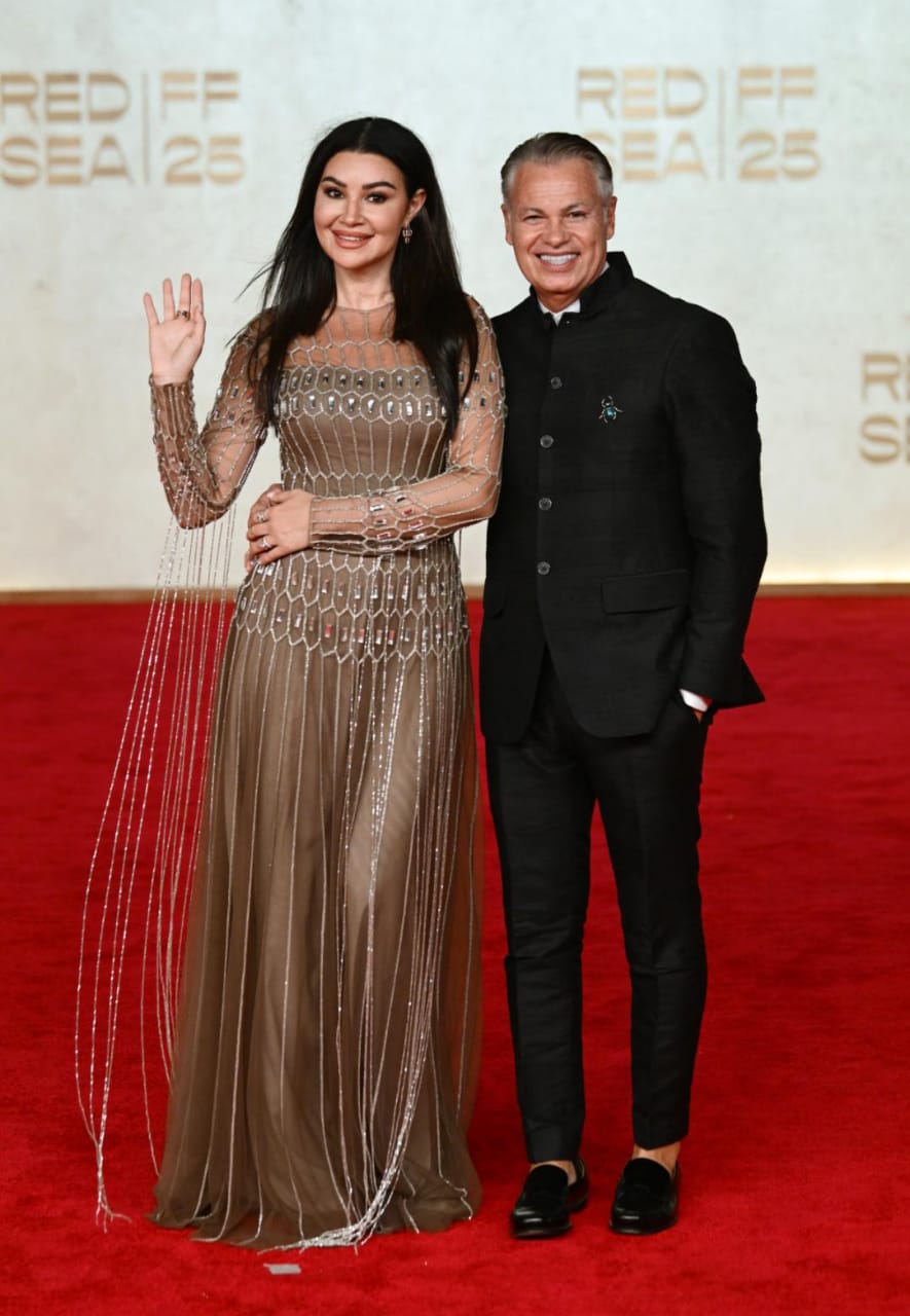 أجواء رومانسية تجمع أروى جودة وزوجها على السجادة الحمراء لمهرجان البحر الأحمر (3)