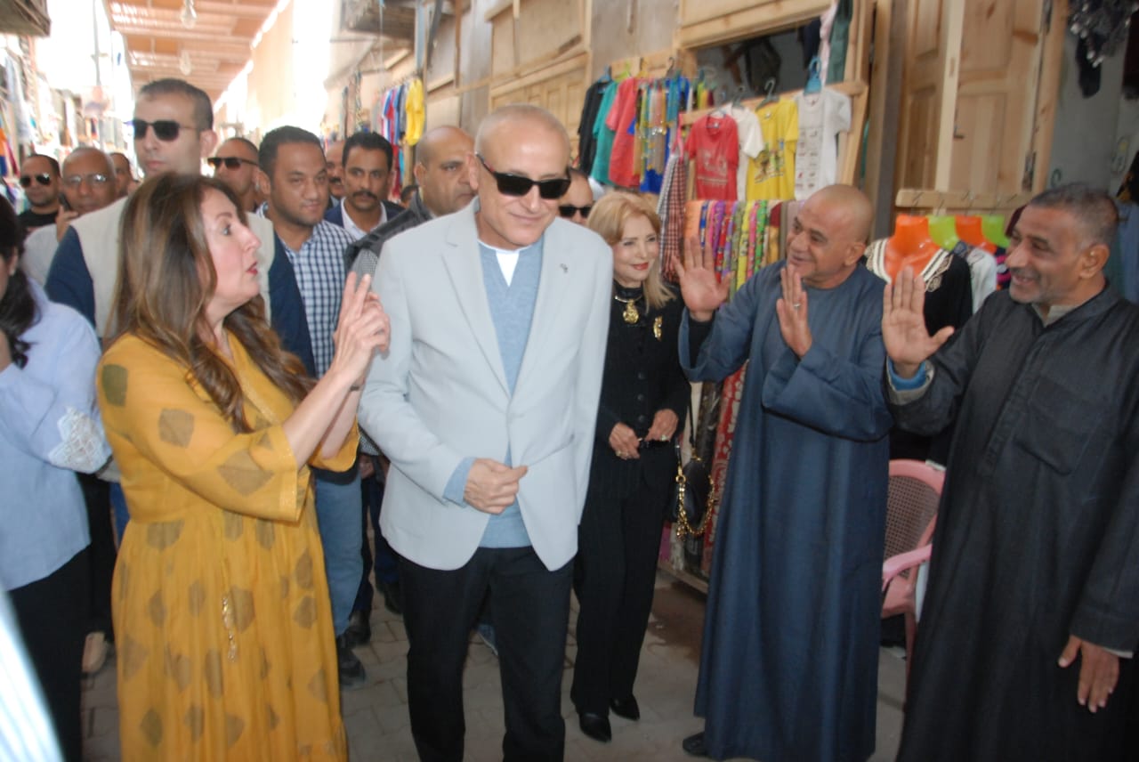 استقبال البائعين فى سوق القيسارية بإسنا للسفيرة الأمريكية استقبال البائعين فى سوق القيسارية بإسنا للسفيرة الأمريكية