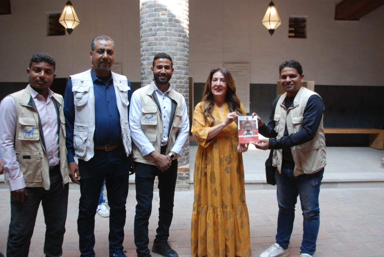 تقديم هدية تذكارية من قيادات آثار إسنا للسفيرة الأمريكية تقديم هدية تذكارية من قيادات آثار إسنا للسفيرة الأمريكية