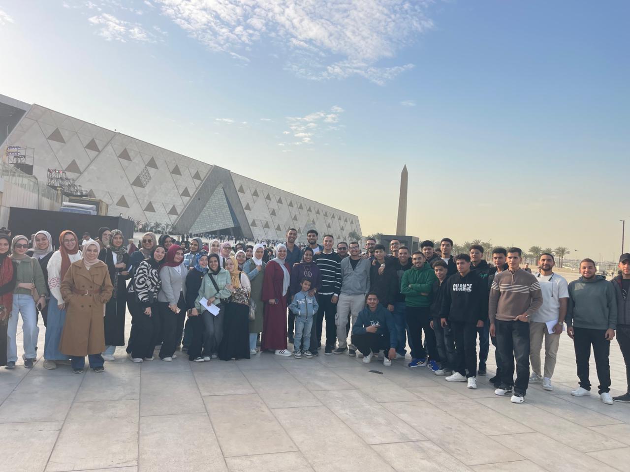 الطلاب أمام المتحف المصري الكبير