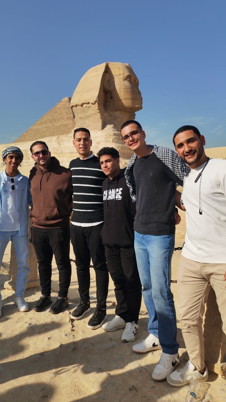 طلاب هندسة أمام أبو الهول