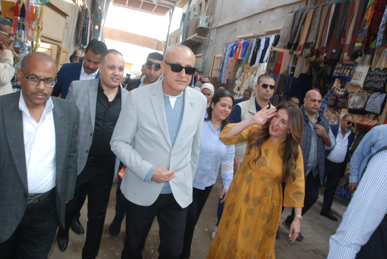 تحية مبهجة من السفيرة الأمريكية لبائعي الأقمشة فى سوق قيسارية إسنا تحية مبهجة من السفيرة الأمريكية لبائعي الأقمشة فى سوق قيسارية إسنا