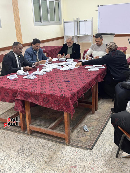 فرز اصوات الناخبين بلجنة 71 البحيرة فرز اصوات الناخبين بلجنة 71 البحيرة