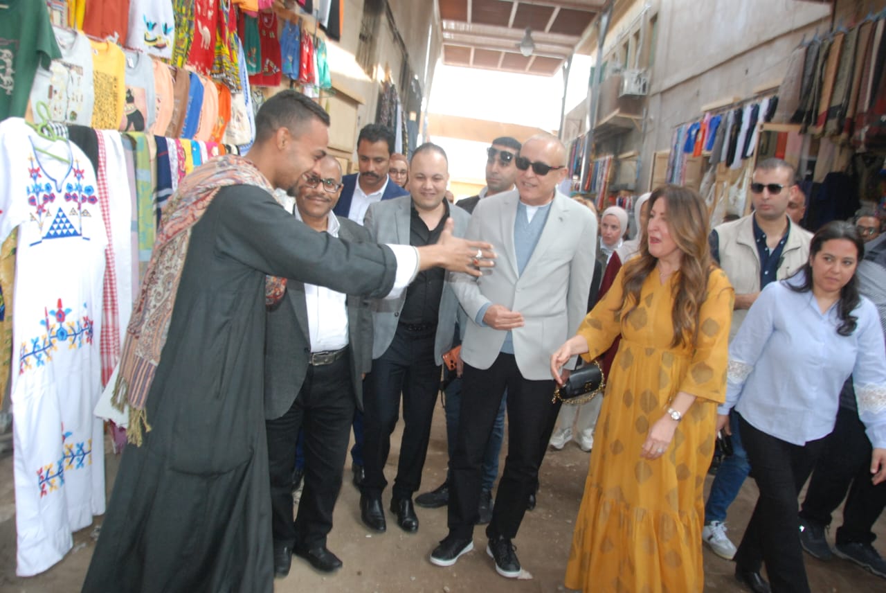 لقاء السفيرة الأمريكية مع بائعي الأقمشة فى قيسارية إسنا لقاء السفيرة الأمريكية مع بائعي الأقمشة فى قيسارية إسنا