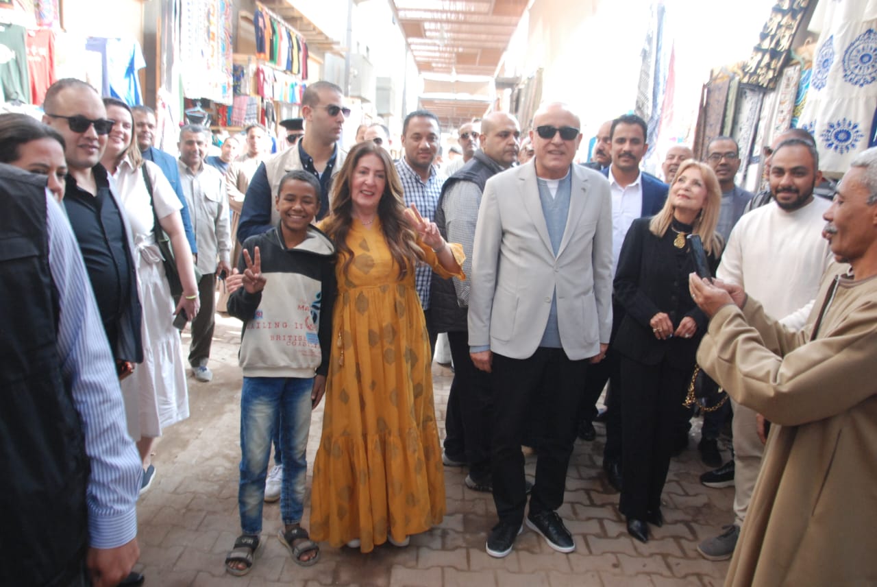 صورة تذكارية مع طفل يبيع مع والده فى سوق قيسارية إسنا صورة تذكارية مع طفل يبيع مع والده فى سوق قيسارية إسنا